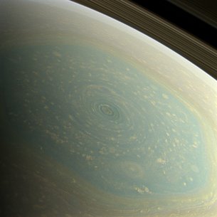 Huracán en el polo norte de Saturno